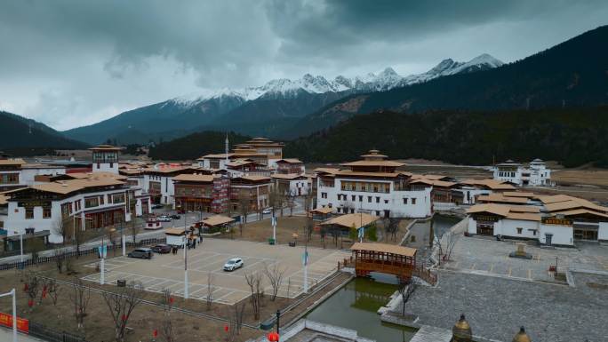 西藏旅游风光318国道鲁朗小镇