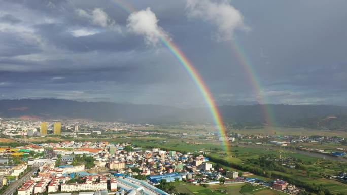 双道彩虹映照中缅边境的瑞丽市