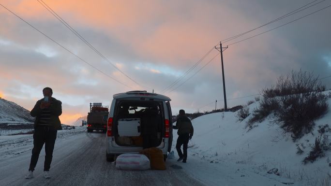 西藏旅游风光318国道雪山安装防滑链