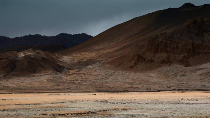 西藏旅游风光318国道荒原枯山