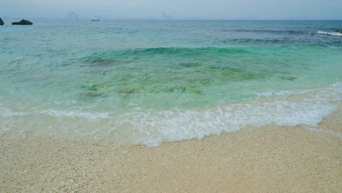 大海岸边海浪拍打沙滩 海边浪花