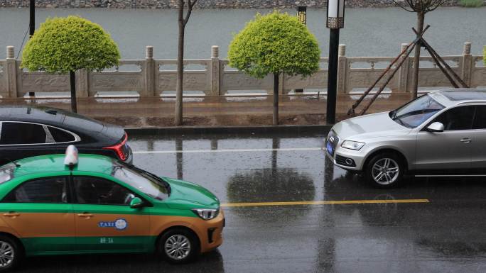 4k下雨街上的车辆和行人