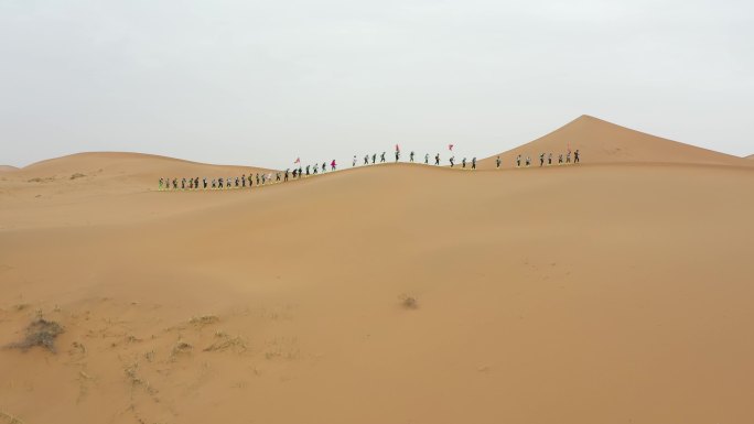 航拍沙漠徒步
