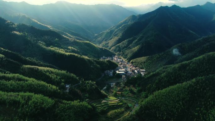 航拍大山里的农村