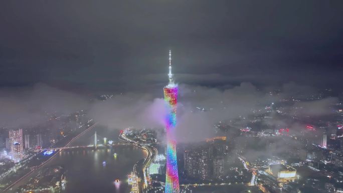 下雨时分广州塔上的云海