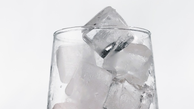 冰块掉入玻璃杯中夏天消暑降温解渴