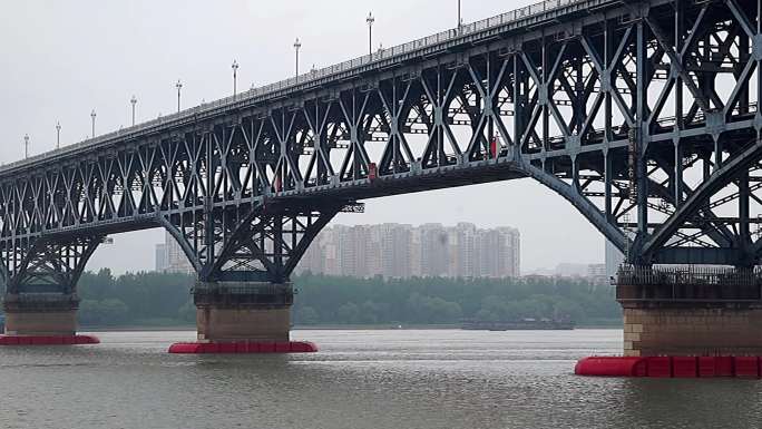 固定镜头拍摄繁忙的南京长江大桥