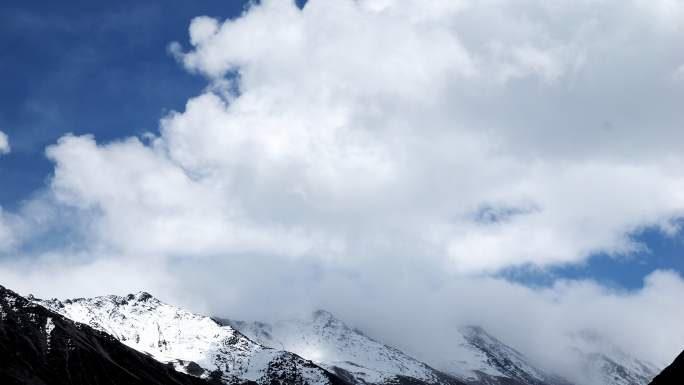 雪山蓝天白云山峦自然航拍延时素材