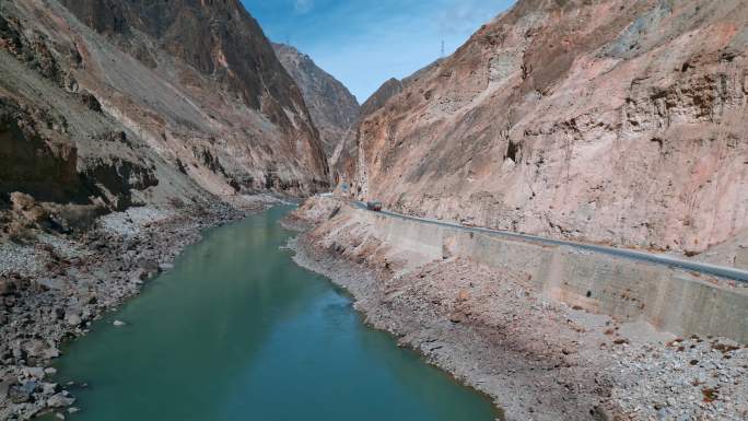 西藏旅游318国道怒江峡谷道路物流风光