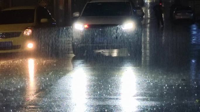 暴雨城市汽车通过积水路面夜晚雨景强降雨