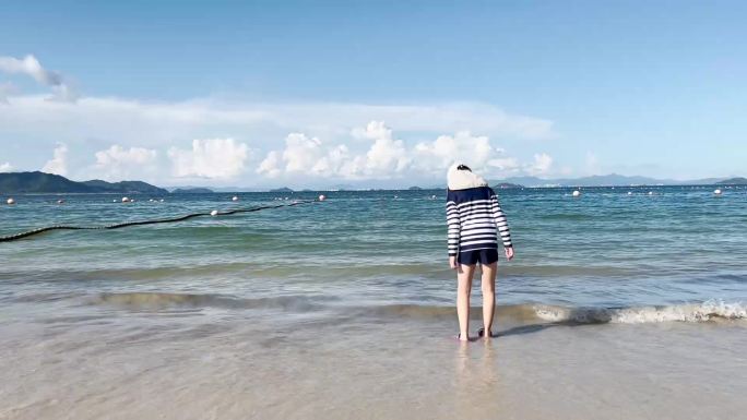 踏浪的海边少年