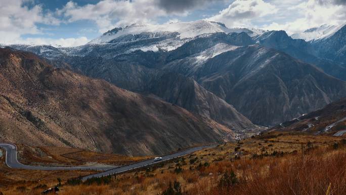 西藏旅游风光318国道怒江72道拐雪山