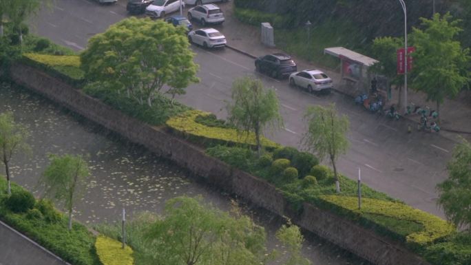 夏天白天下冰雹打雷阵雨晴天雨