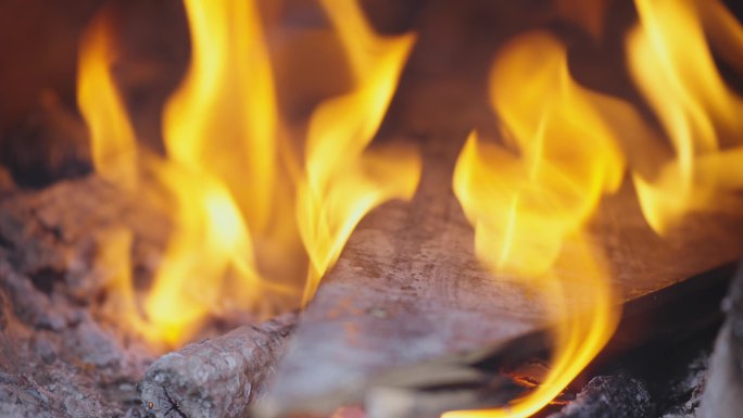 灶坑灶台里燃烧的木板和炭火