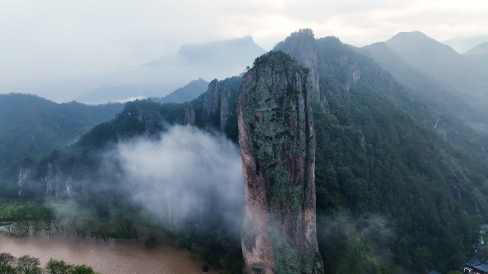 浙江丽水缙云仙都云雾中的鼎湖峰