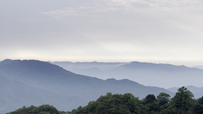 长焦下的云海日出日落风景