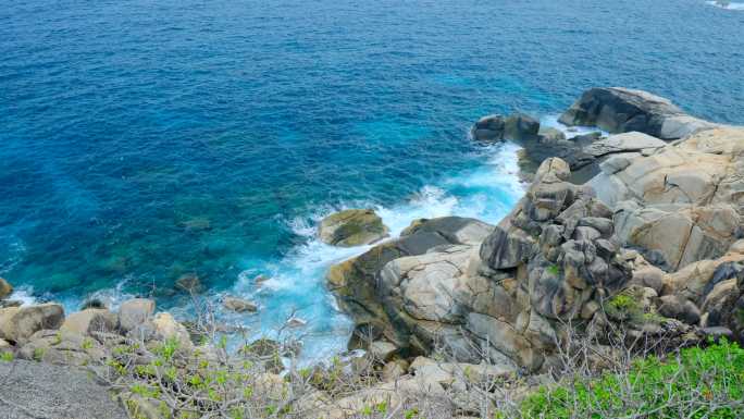 海景海边浪花 蓝色海水 海浪拍打礁石岩石
