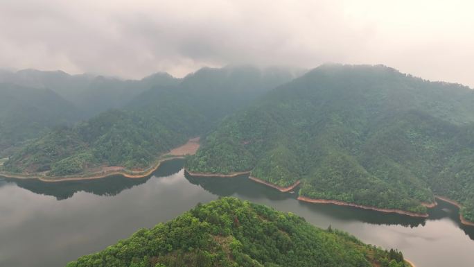 航拍烟雨蒙蒙的山水风光