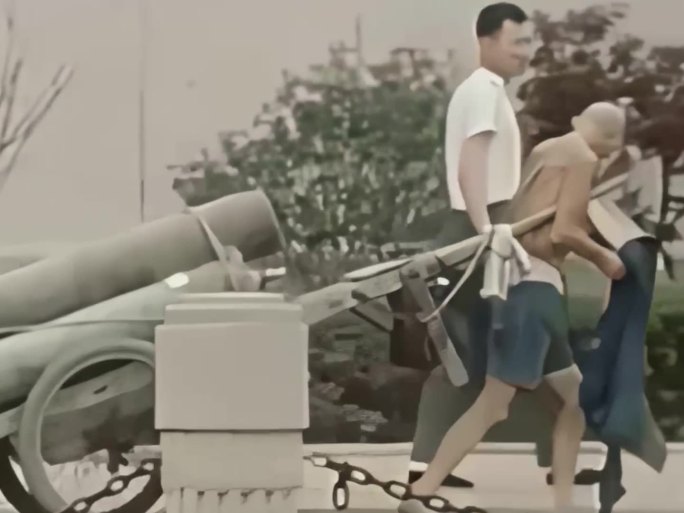 1972年南京街头拉车的车夫