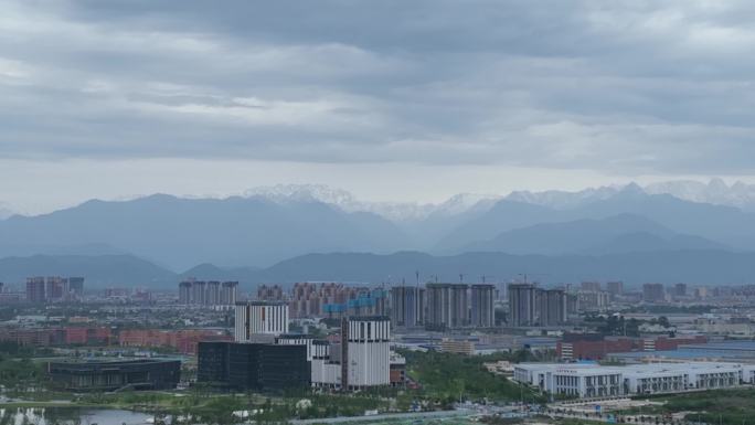 成都彭州三环路城区雪山下的城市