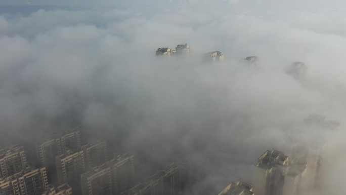 四川什邡：云雾缭绕宛若天空之城