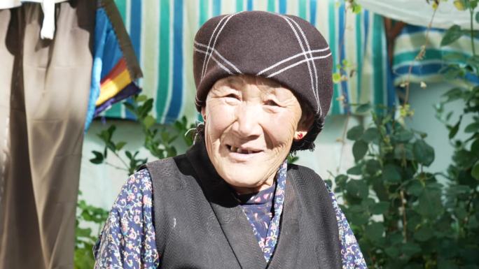 藏族老人笑容升格