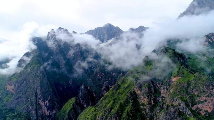 甘南扎尕那航拍甘肃迭部县石林山势奇峻