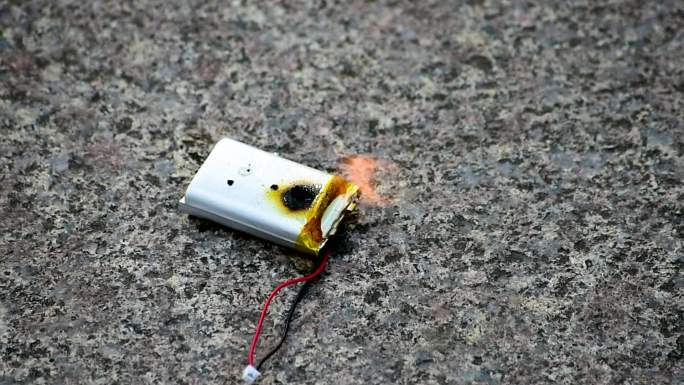 防爆锂电池被穿刺后起火燃烧的实验过程