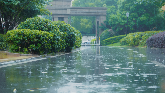 4K唯美春天下雨空镜街道小区行人雨景意境