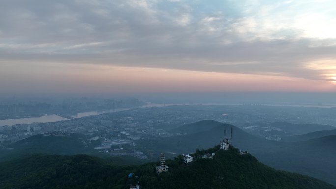 航拍襄阳虎头山电视塔群山朝霞城市自然风光