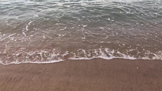 青岛崂山沙滩海浪的悠闲假期
