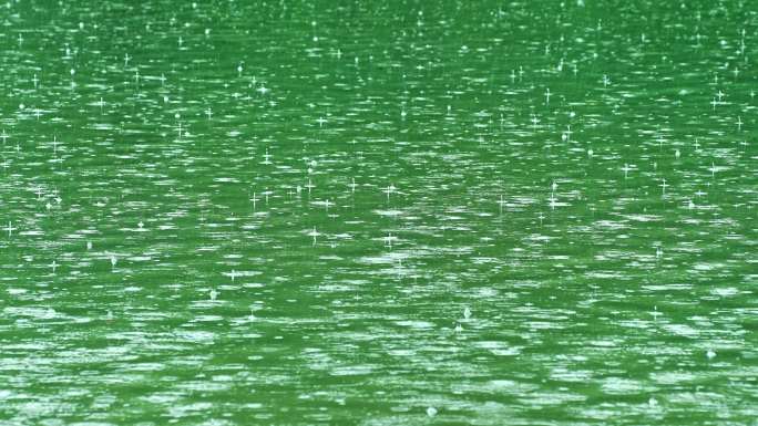 下雨唯美清新空镜水面水滴雨滴下雨