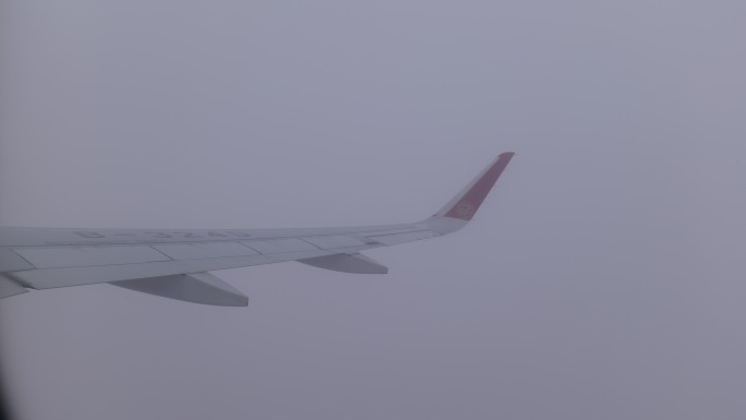飞机爬升突破阴雨云层见到蓝天