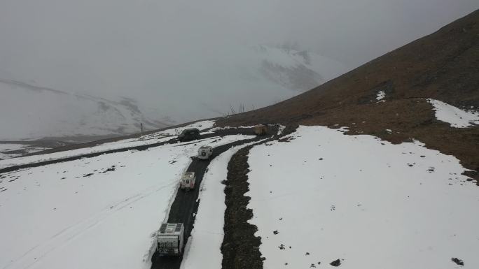 冬季西藏冰天雪地公路行驶汽车航拍