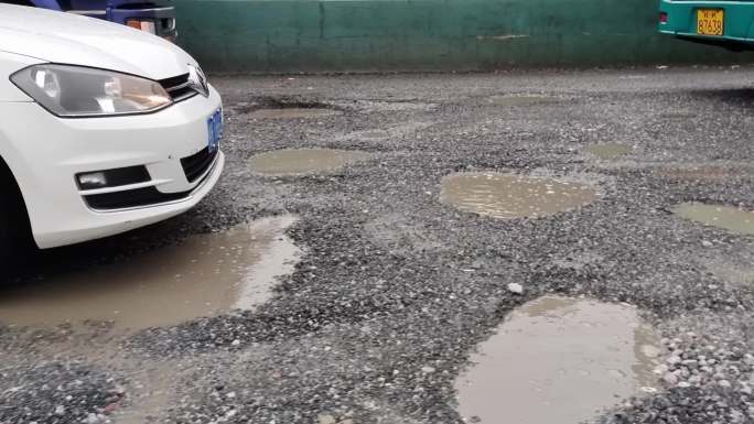 下雨低洼积水大雨过后的公路汽车汽车通过