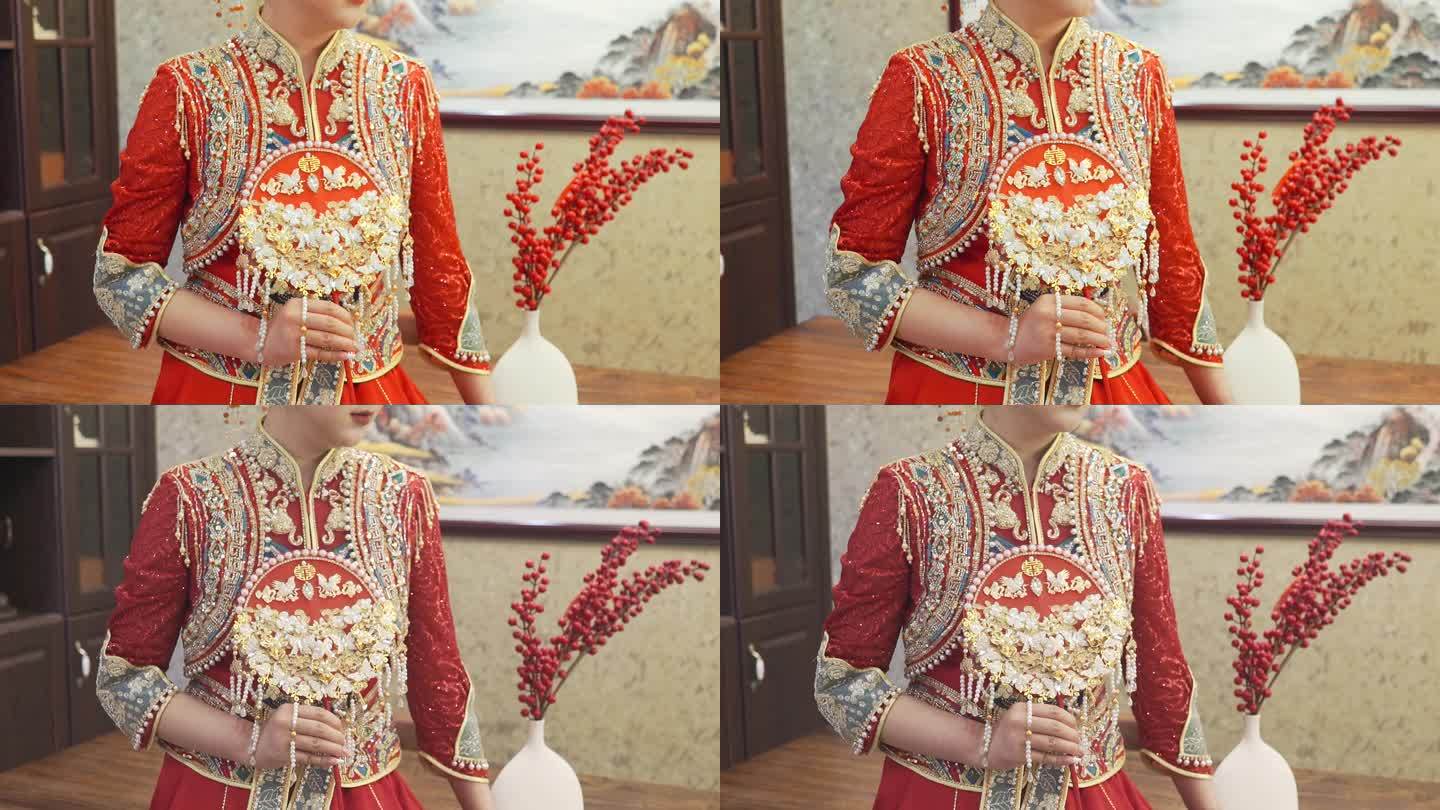 中式秀禾服新娘拿着扇子