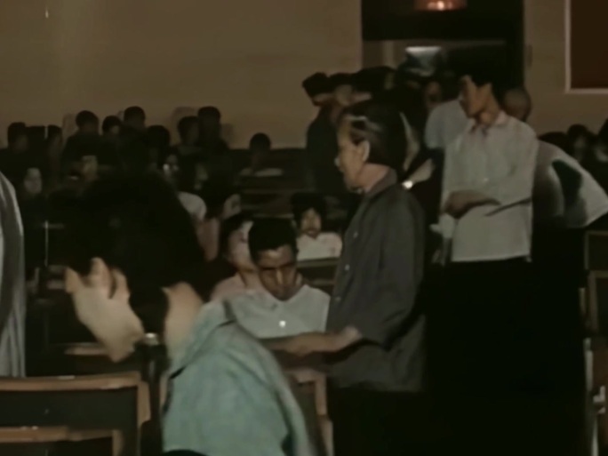 1972年，市民进入电影院看电影