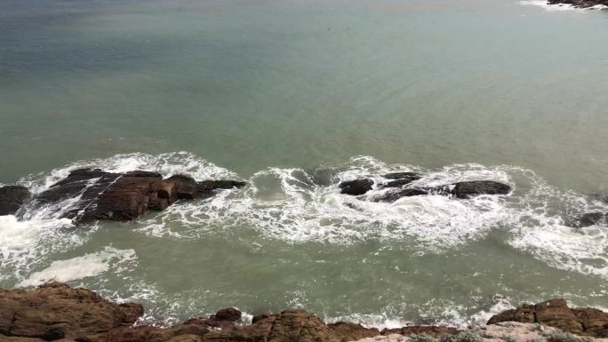 浙江舟山花鸟岛的礁石海浪