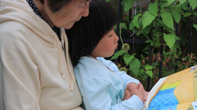 奶奶给孙女读绘本讲故事