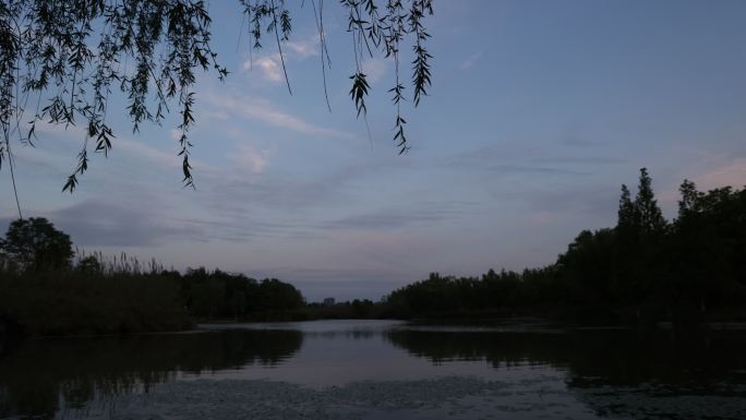从明到暗的湖边的天空延时摄影