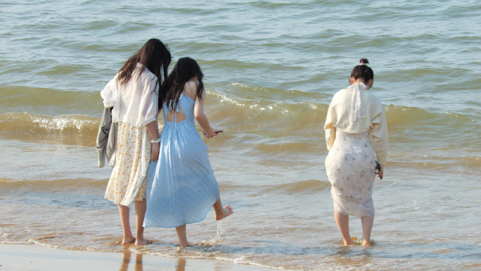 海边女孩背影游客沙滩玩耍海上运动帆船帆板