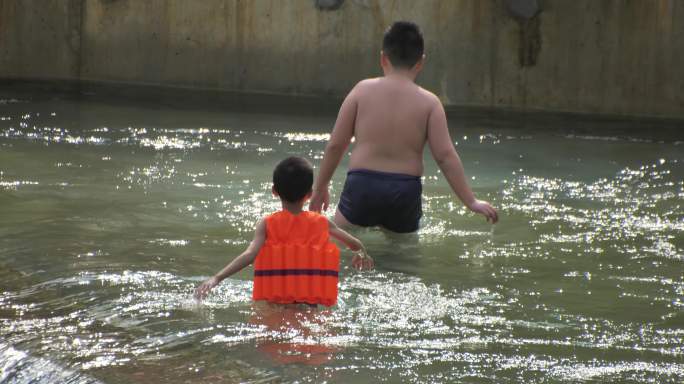 小孩子在水中行走