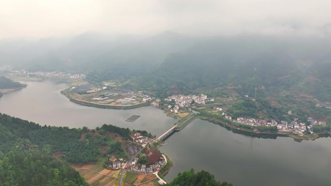 航拍烟雨蒙蒙的山水风光