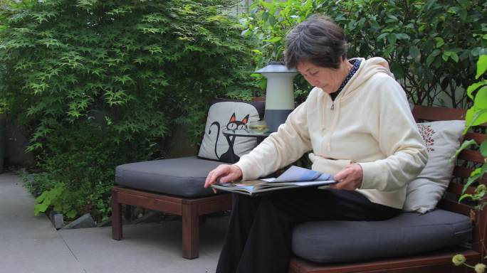 奶奶在小院坐着里看书