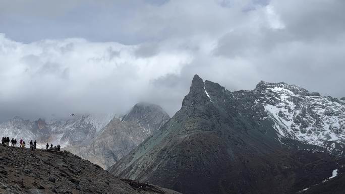 雪山后景