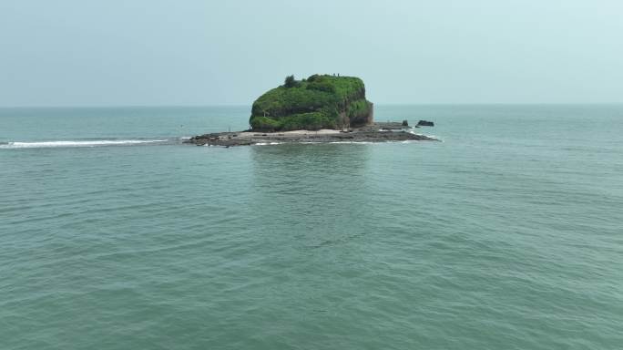 航拍涠洲岛南湾小岛