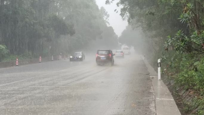 暴雨飞溅乡村道路大自然强降雨公路暴雨运输