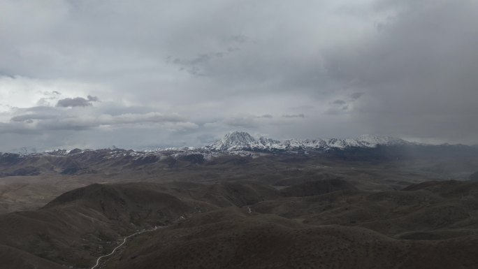 地坪线上的雪山