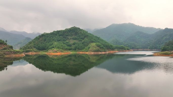 航拍烟雨蒙蒙的山水风光