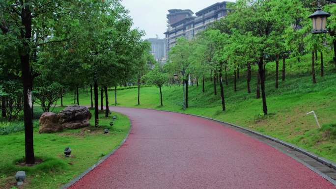 滨江公园雨中健身步道